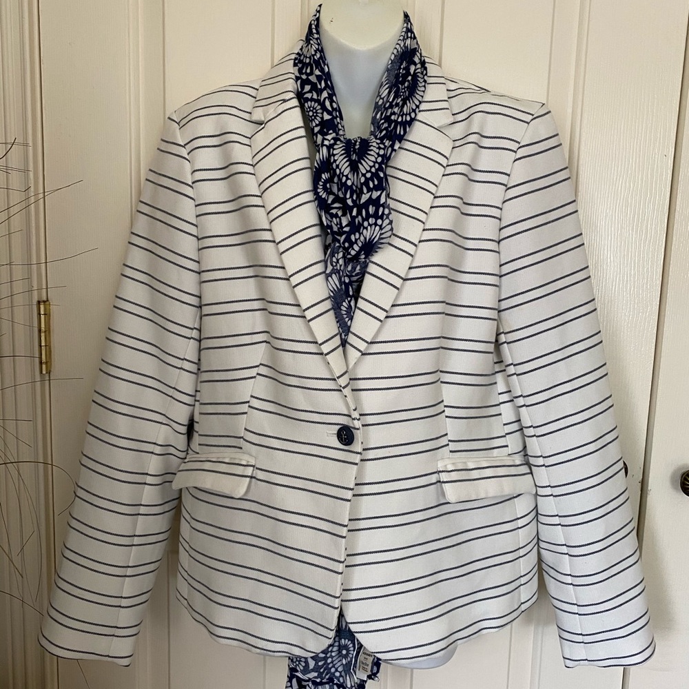 Adrienne Vittadini Blue and white blazer
